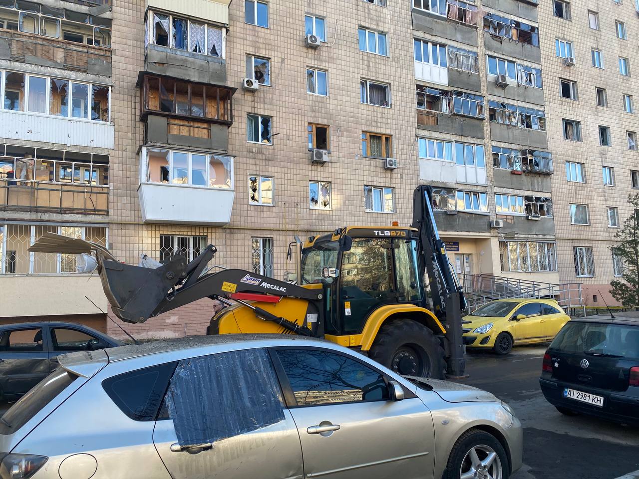 У Броварах біля постраждалої від атаки рф багатоповерхівки розгорнули пункт допомоги мешканцям