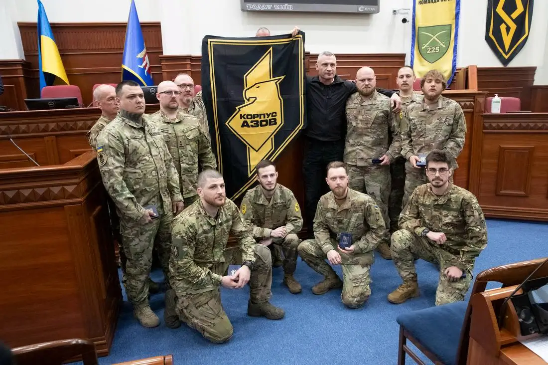 Кличко вручив нагороди від столиці військовим «Азову»
