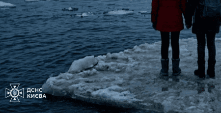 У Києві рятувальники зняли з криги двох дітей