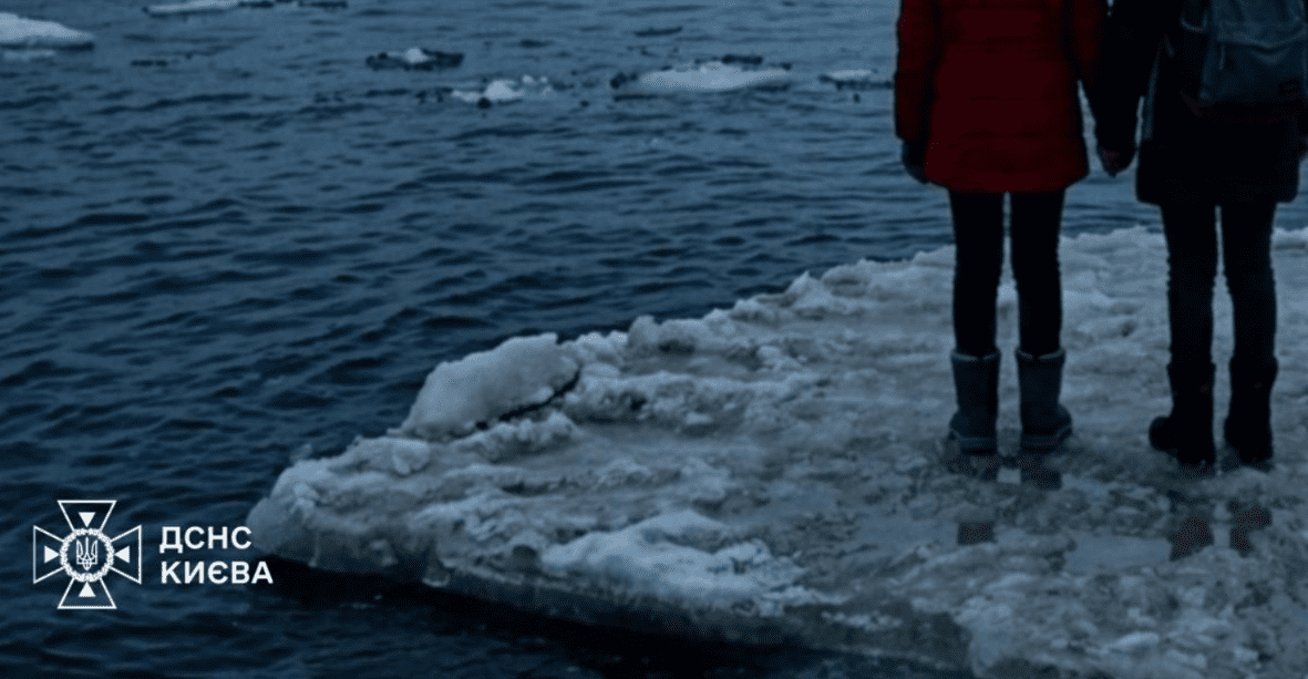 У Києві рятувальники зняли з криги двох дітей