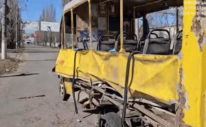 російський дрон влучив у маршрутку в Херсоні: 20 пасажирів було поранено (фото, відео)