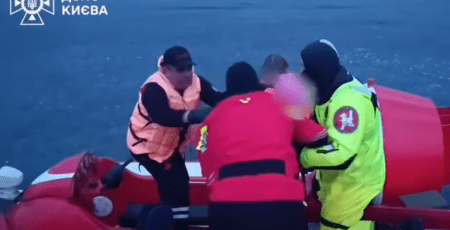 В Оболонському районі рятувальники зняли з криги мати з дитиною (відео)