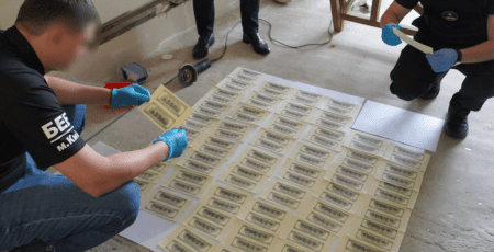 Підпільна «друкарня» доларів на Київщині: справу передано до суду