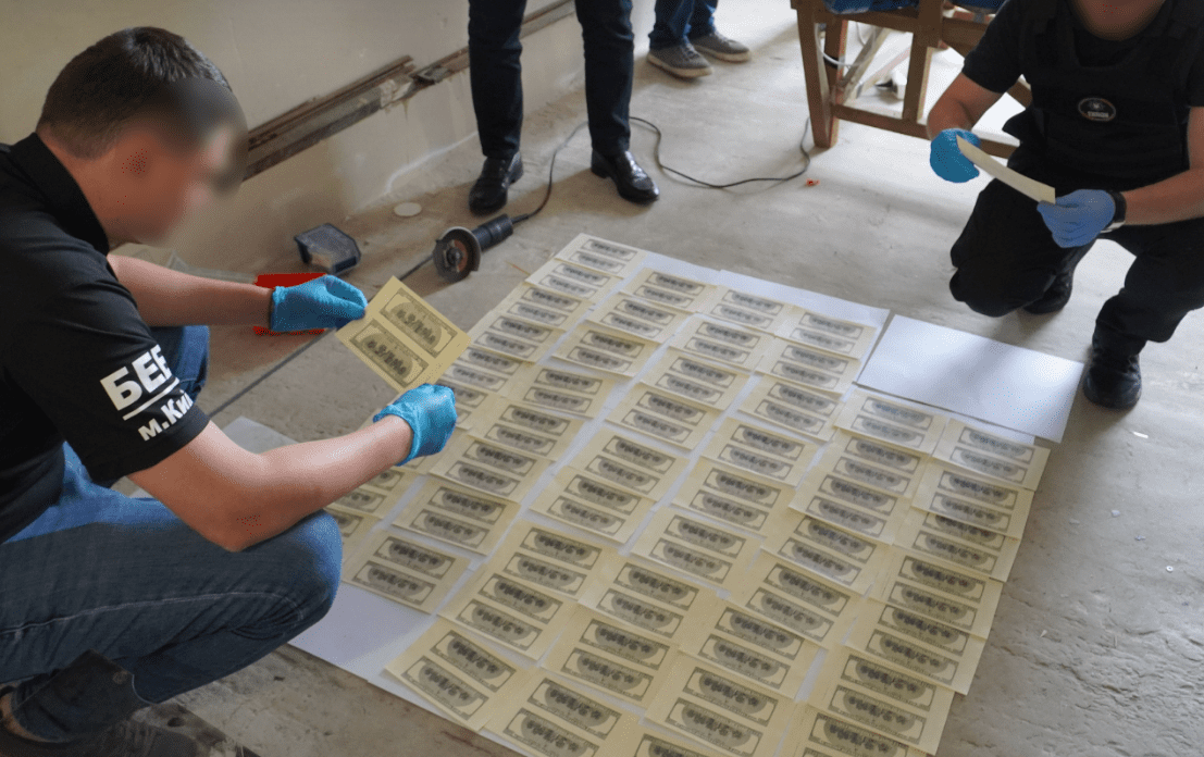 Підпільна «друкарня» доларів на Київщині: справу передано до суду