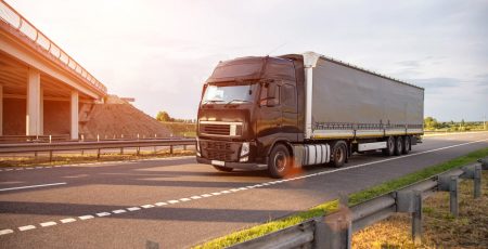 На трасі М-05 у Фастівському районі оголосили тимчасове обмеження руху великих вантажівок