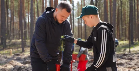 Микола Калашник разом із лісівниками, рятівниками та дітьми висадили нові дерева в лісі у Бородянській громаді