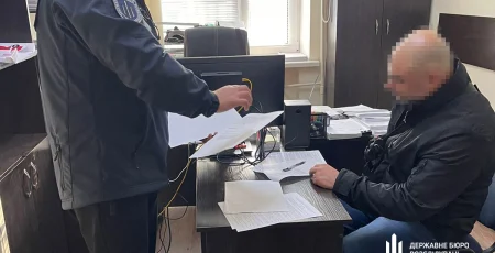 Правоохоронець, який зламав ребро адвокату під час зупинки авто, отримав 4 роки