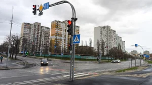 На перехресті вулиць Райдужної та Ігоря Юхновського запрацював новий світлофорний об’єкт