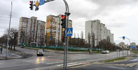 На перехресті вулиць Райдужної та Ігоря Юхновського запрацював новий світлофорний об’єкт