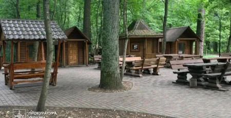 У Деснянському районі киянин без дозволів облаштував кафе та альтанки на ділянці лісового фонду