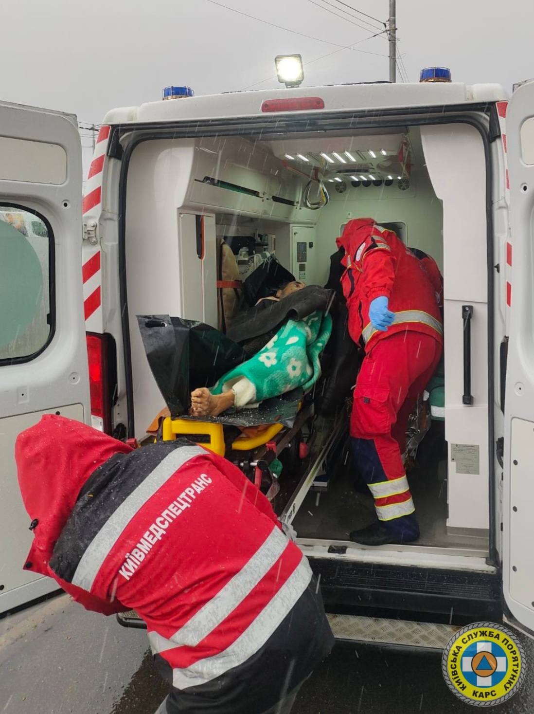 Рятувальники КАРС дістали людину з колодязя теплотраси в Оболонському районі