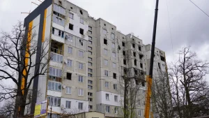 В Ірпені відновлюють багатоквартирний будинок, пошкоджений внаслідок російської збройної агресії