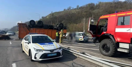 На Столичному шосе перекинувся сміттєвоз