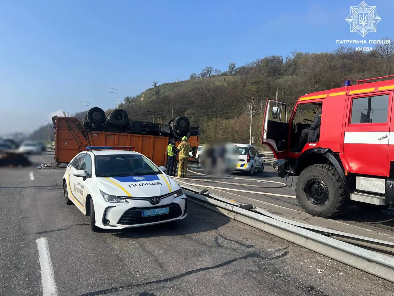 На Столичному шосе перекинувся сміттєвоз