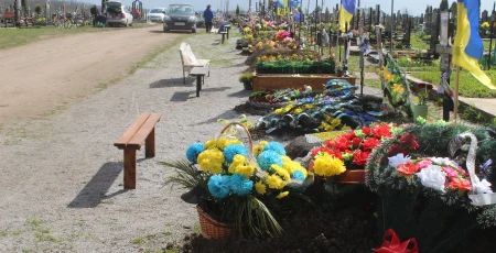 Мешканців столиці закликають у поминальні дні замінити штучні квіти на живі рослини або екокомпозиції