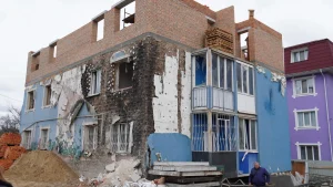 В Ірпені триває відновлення житлового будинку, пошкодженого внаслідок російської агресії