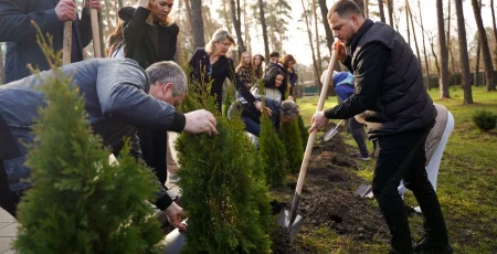В Ірпені Микола Калашник долучився до висадження алеї туй у пам’ять про загиблих українських воїнів