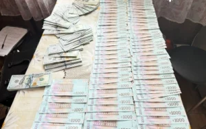 Працівники ДБР затримали керівника Хмільницького ТЦК, який за 3 тис. долларів знімав чоловіків з розшуку