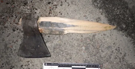 Киянину, який з сокирою намагався забрати скутер у підлітка, повідомили підозру у хуліганстві