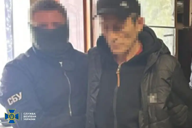 Правоохоронці затримали «крота» гру рф, який прокладав ворогу маршрути для повітряних атак по Києву