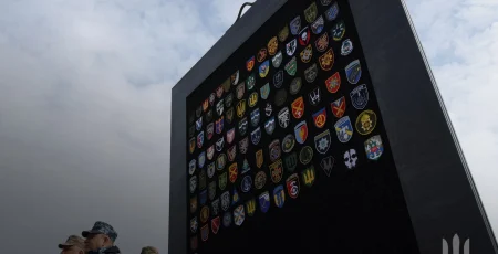 До річниці звільнення Київщини в центрі столиці встановили розламану надвоє плиту з Гостомельського аеропорту (фото)