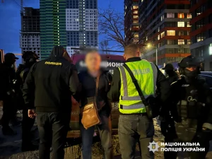 Нацполіція затримала учасників схеми на чолі з кримінальним авторитетом, які продавали бронь та виїзд за кордон (фото,відео)