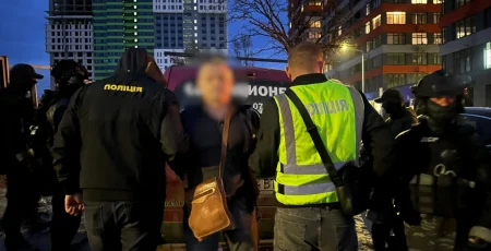 Нацполіція затримала учасників схеми на чолі з кримінальним авторитетом, які продавали бронь (фото,відео)
