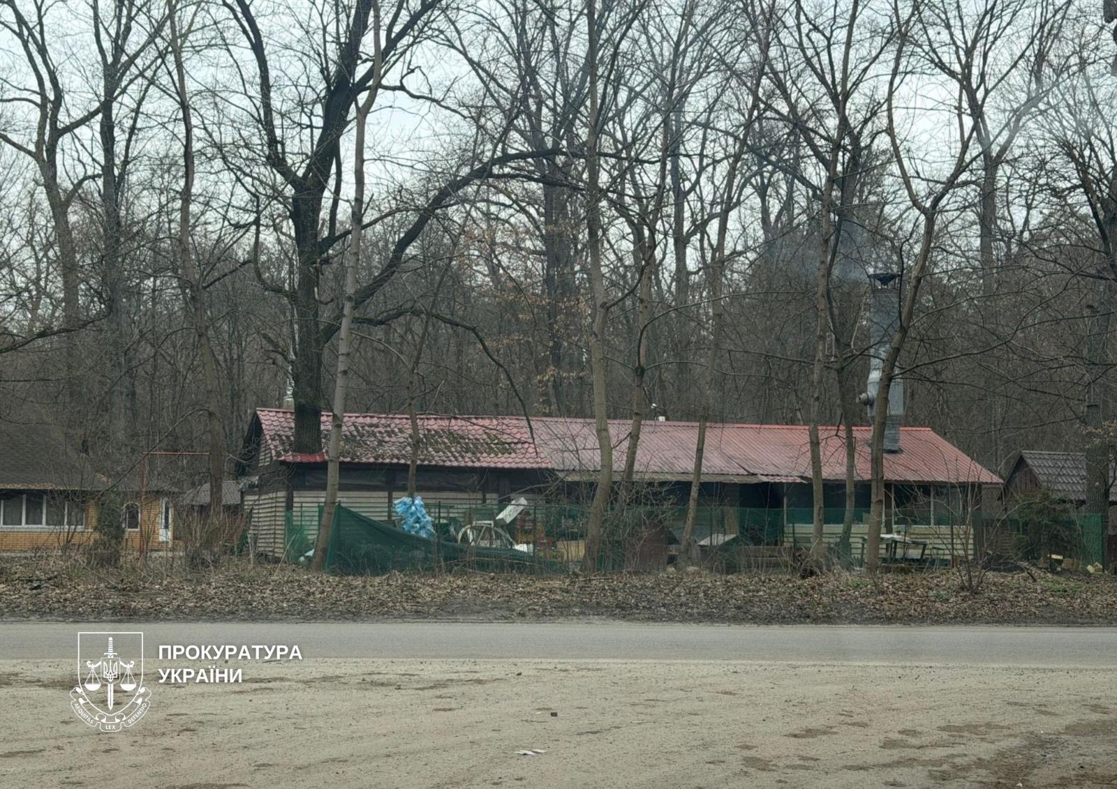 У Деснянському районі киянин без дозволів облаштував кафе та альтанки на ділянці лісового фонду