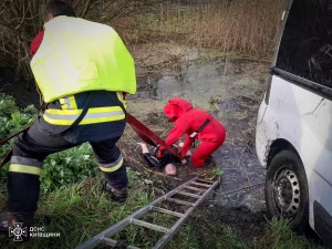 У Броварському районі рятувальники вилучили тіло жінки з водойми