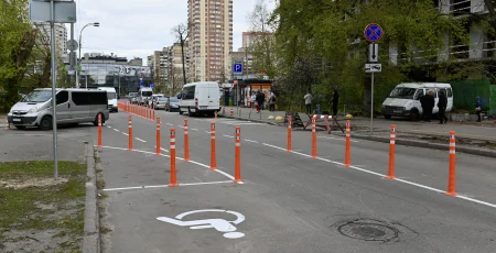 На вулиці Кричевського біля медзакладу впорядкували паркування та рух транспорту