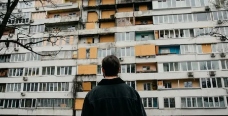 Русанівка: пошкоджений обстрілом будинок місяцями не ремонтують (відео)