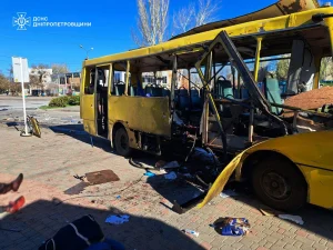 Дрон рф влучив у пасажирський автобус у Нікополі: загинули троє людей, ще 16 осіб зазнали поранень (фото)