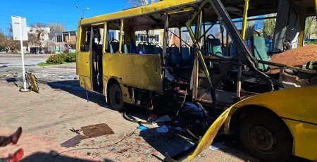 Дрон рф влучив у пасажирський автобус у Нікополі: загинули троє людей, ще 16 осіб зазнали поранень (фото)