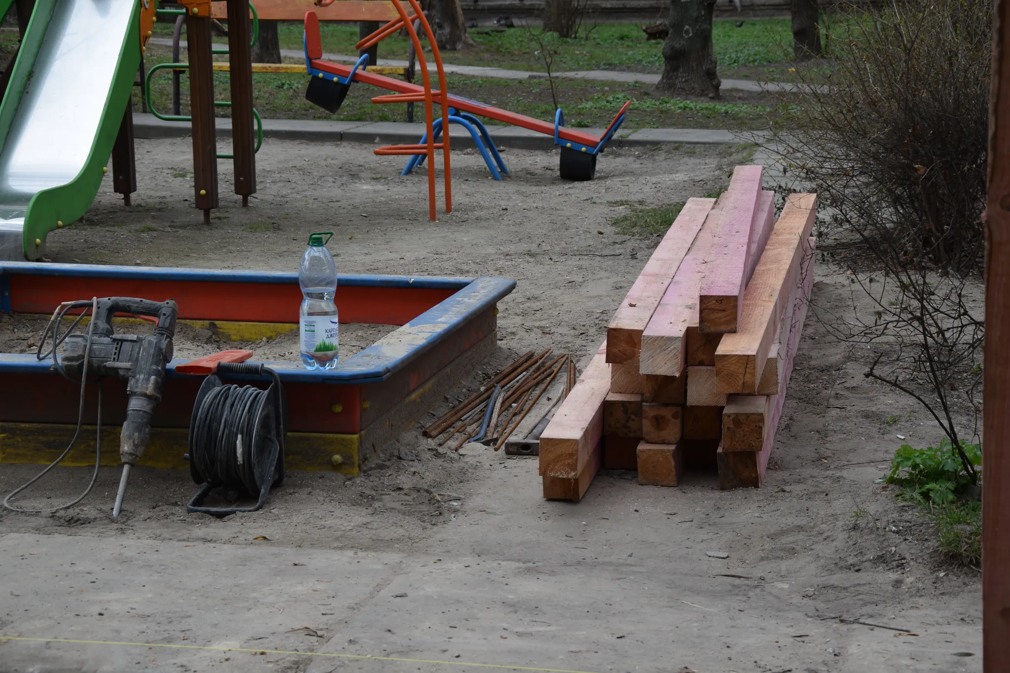 У пошкодженому війною будинку на вулиці Олени Теліги, 7 за 3 млн гривень нарешті стартували протиаварійні роботи (фото)