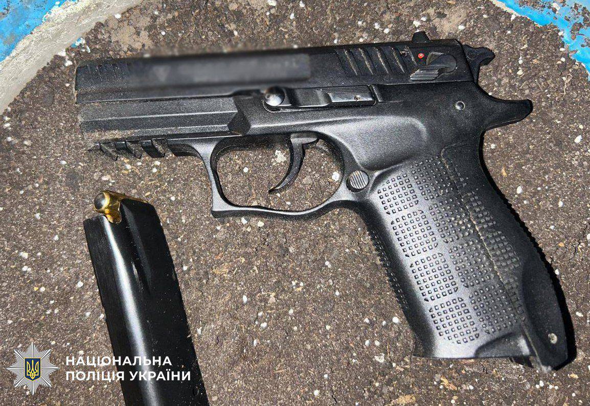 На Драгоманова у Києві чоловік влаштував стрілянину - його затримала