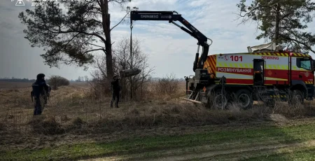 На Київщині фермер виорав у полі бойову частину ракети "Кинджал"