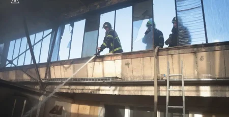 У Дарницькому районі столиці уламки ворожого БпЛА спричинили пожежу в офісній будівлі