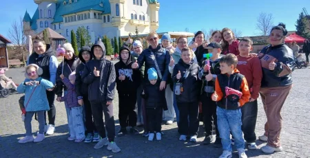 Для родин загиблих захисників із Гатненської громади організували поїздку до парку «XII Місяців»