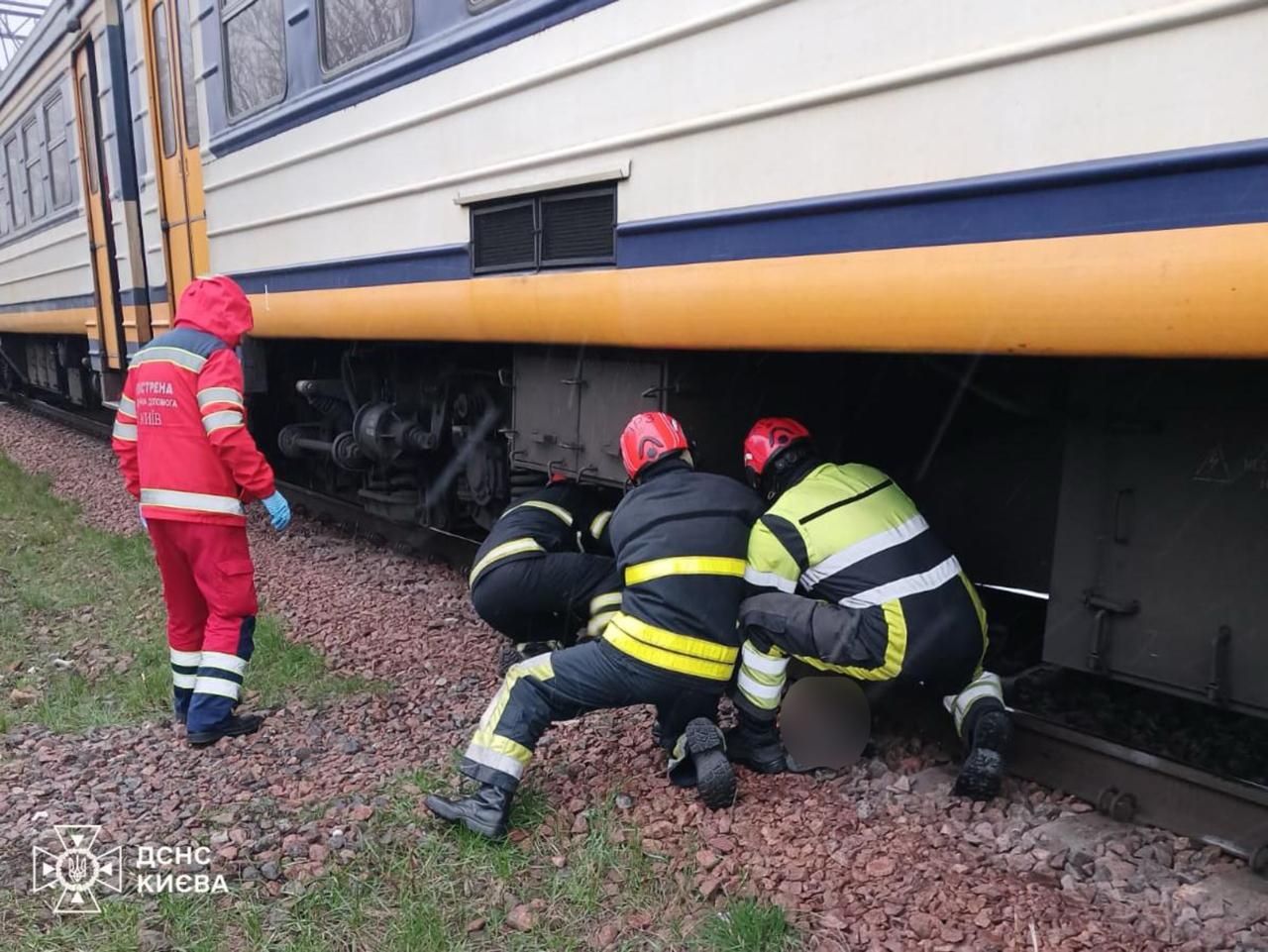 На Святошино під колесами потяга загинув чоловік