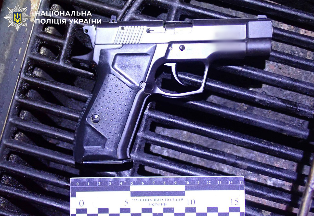 Стрілянина у Києві: чоловік поранив жінку, його затримали