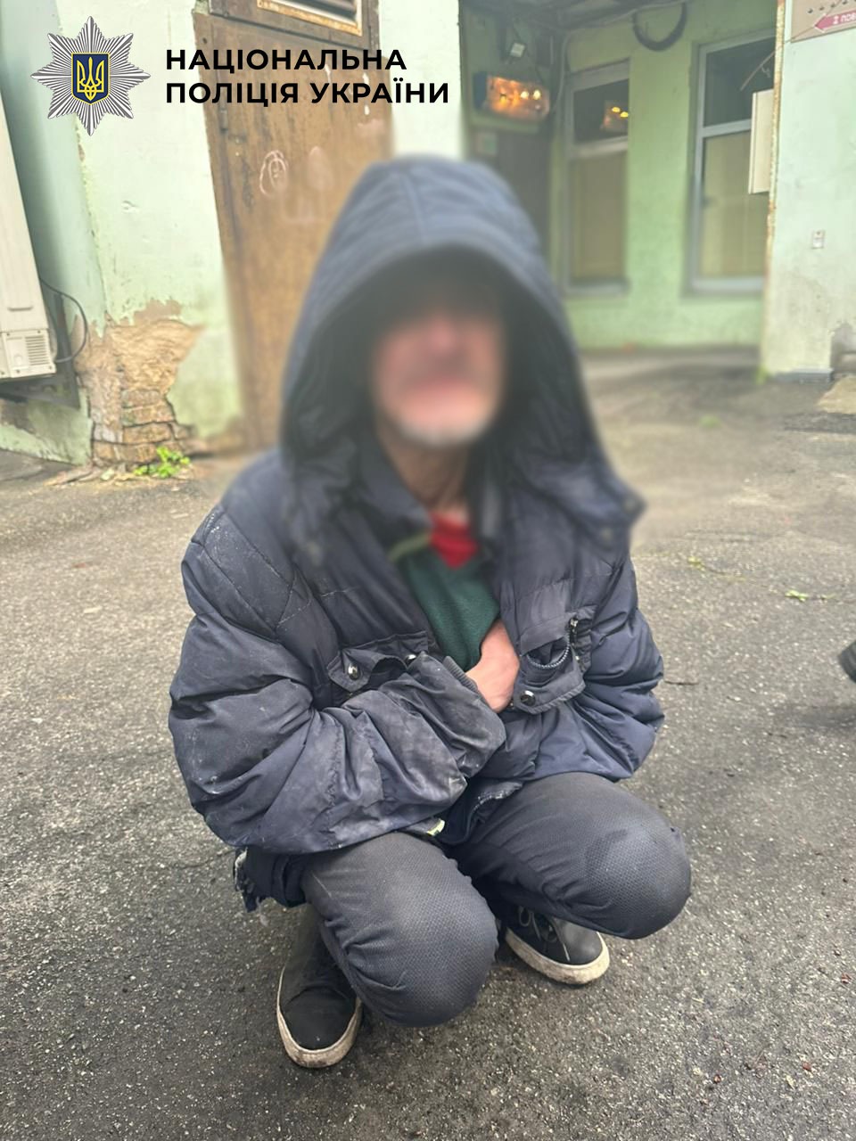 У середмісті Києва чоловік цеглою вдарив позашляховик - його затримали У середмісті Києва чоловік атакував позашляховик - його затримали