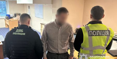 Судитимуть киянина, який «допомагав» із перереєстрацією авто поза чергою та без участі власників