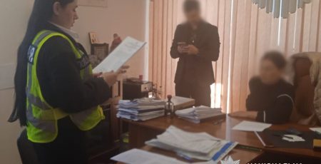 Київського нотаріуса та спільників підозрюють у квартирно-земельному шахрайстві