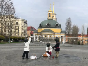 У Києві скульптури малюків-засновників вбрали до Великодня (фото)