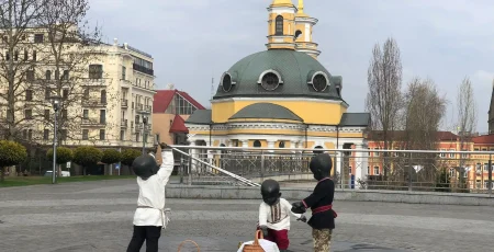 У Києві скульптури малюків-засновників вбрали до Великодня (фото)