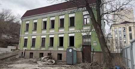 Садиба Носача на Кирилівській: забудовник продовжує руйнувати стародавній флігель на Подолі