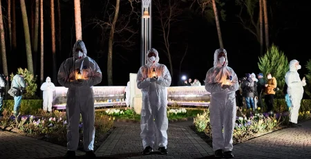 40-ві роковини Чорнобильської трагедії: у Славутичи о 00:23 поклали квіти та запалили свічки пам’яті