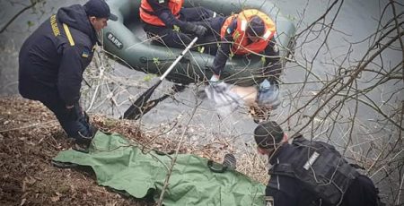 Потоплениця на Київщині: Рятувальники дістали з озера тіло загиблої жінки