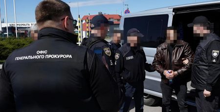 Екстрадиція: Україна повернула для слідства і суду шахрая, що наживався на ЗСУ
