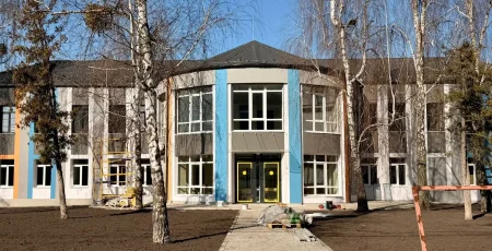 Відбудова Київщини триває: у Гостомелі оновлюють Початкову школу №1